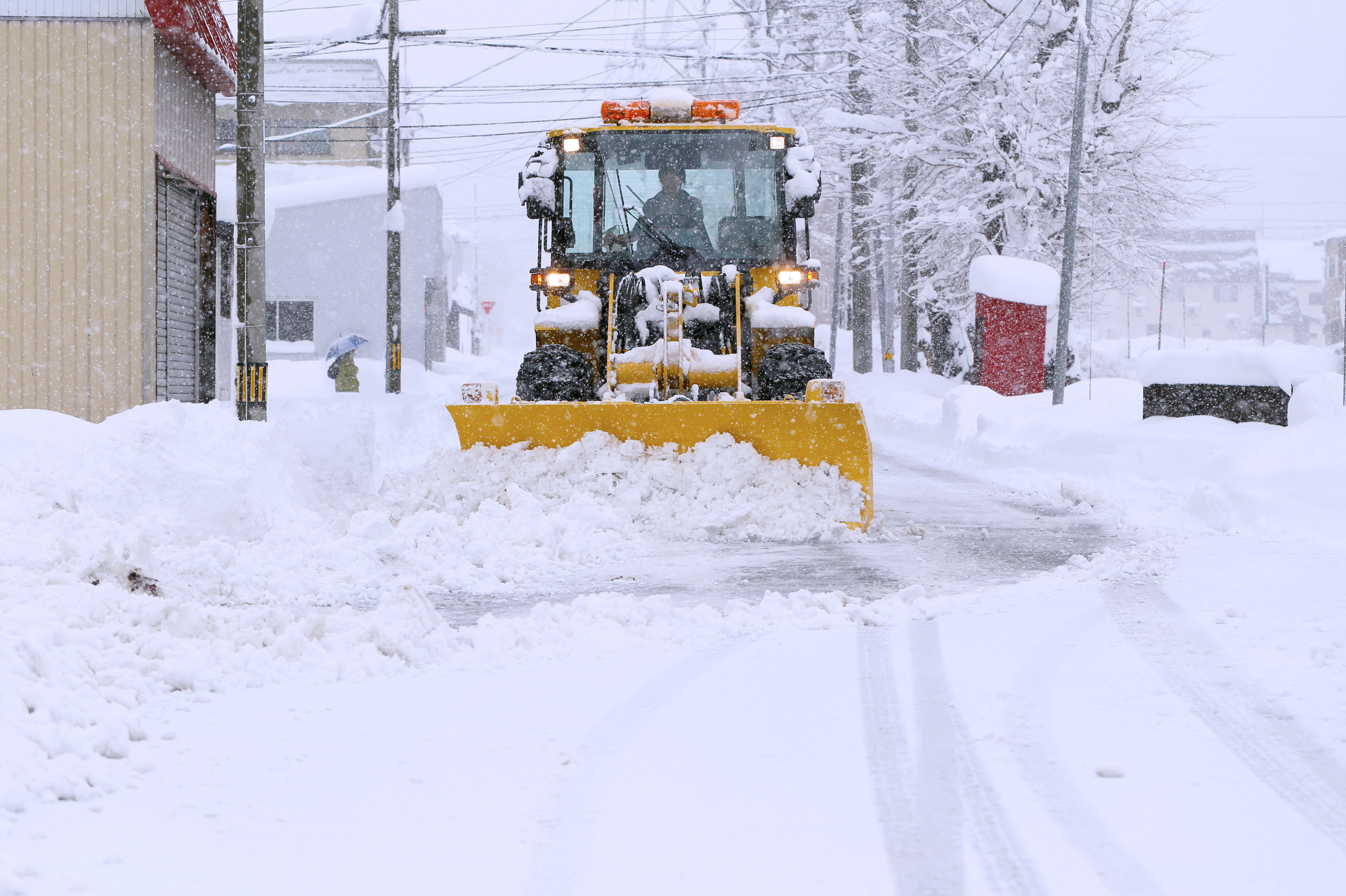 道路を除雪する除雪車